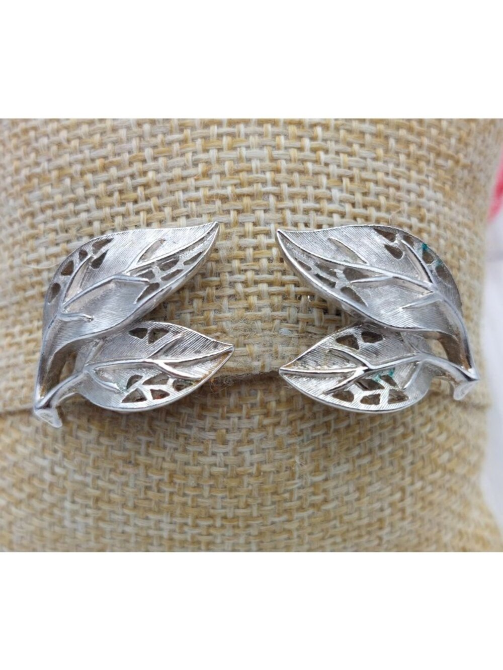 Cute Crown TRIFARI Silver Tone Vintage Leaf Clip On Earrings Brushed & Smooth 1"